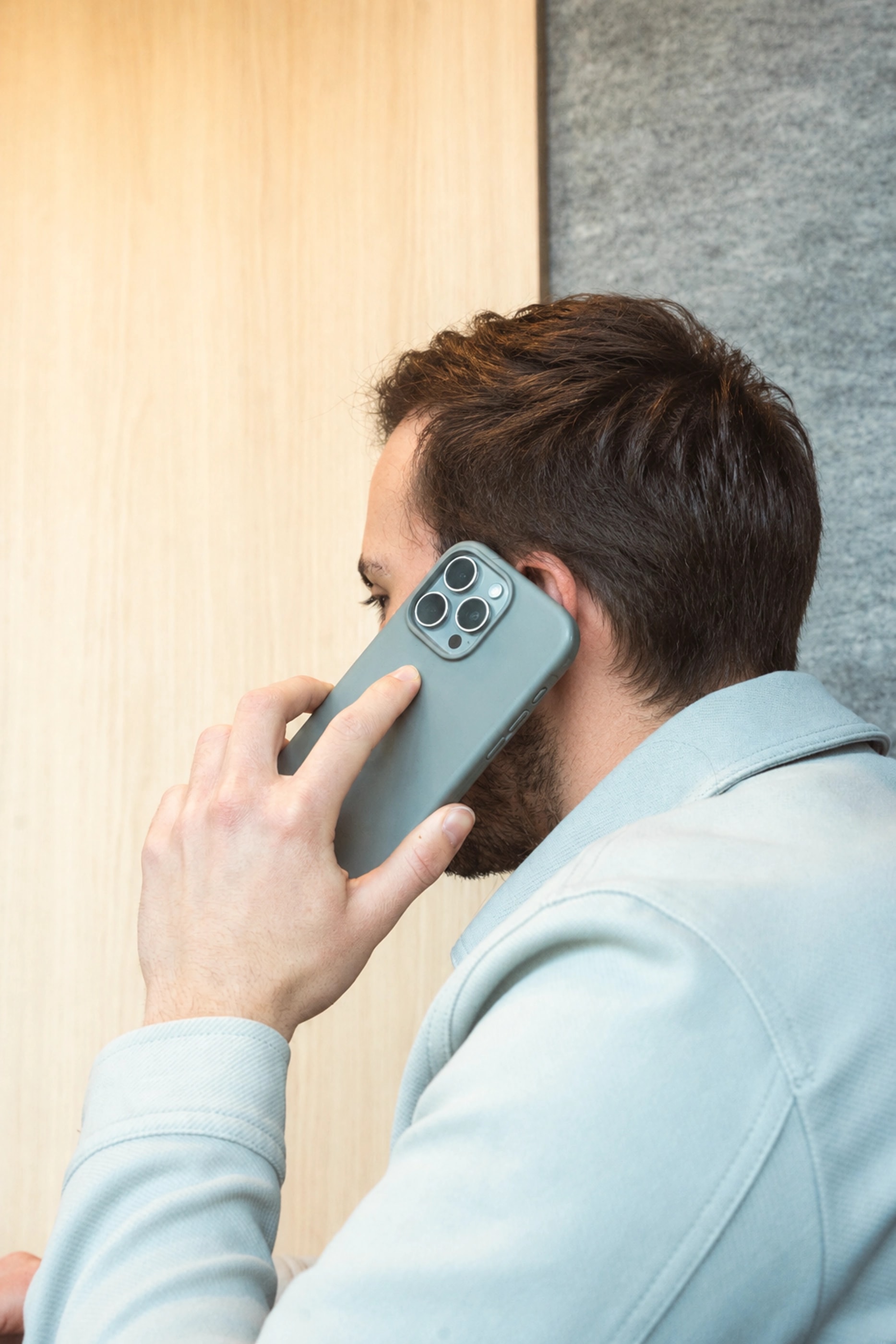 Un membre de l’agence échange au téléphone dans les bureaux.